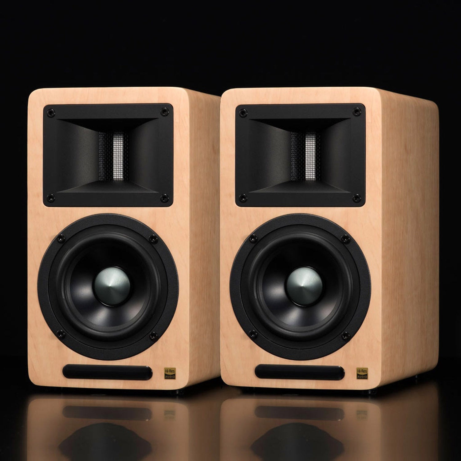 Airpulse Bookshelf speakers in timber finish