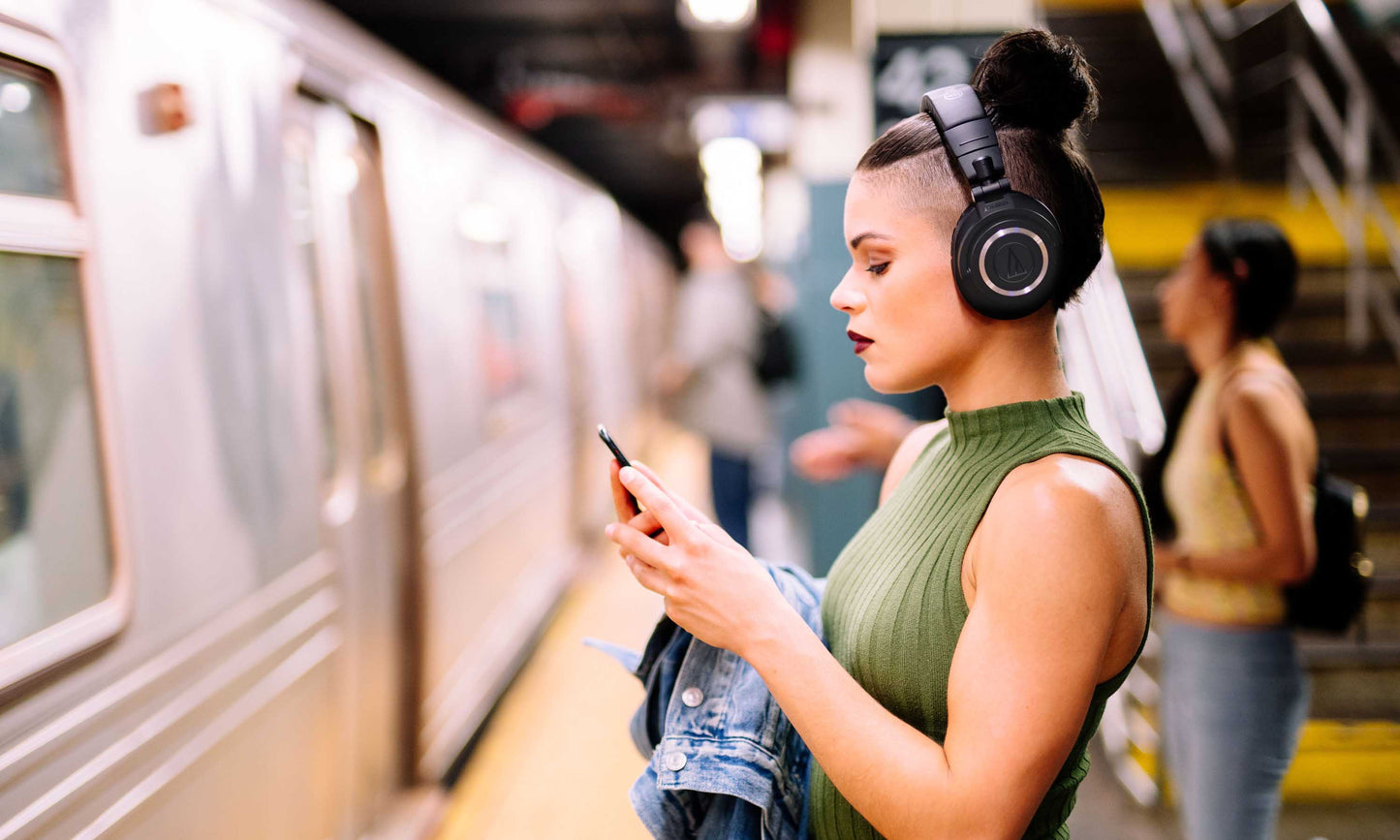 Audio Technica ATH-M50xBT2 - Excellent Sound Isolation in Loud Environments