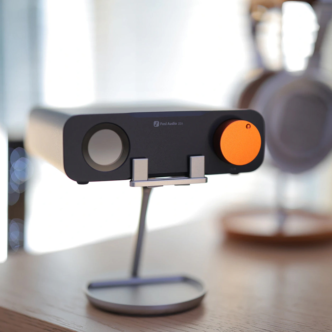 Fosi Audio ZD3 Desktop DAC Preamp on stand