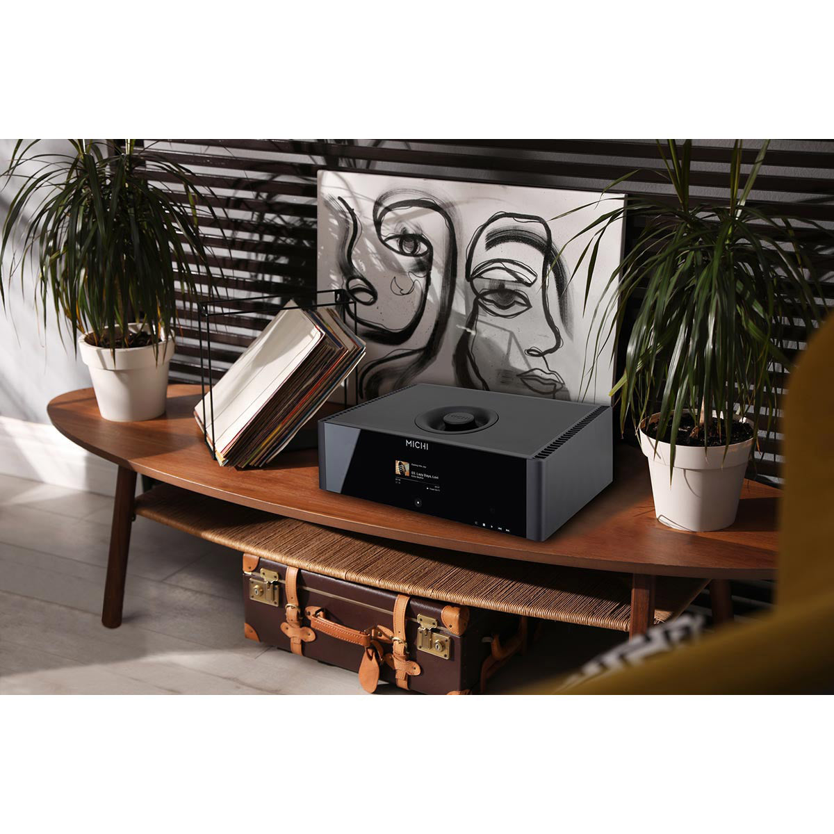 Rotel Michi Q5 Lifestyle on table with plants