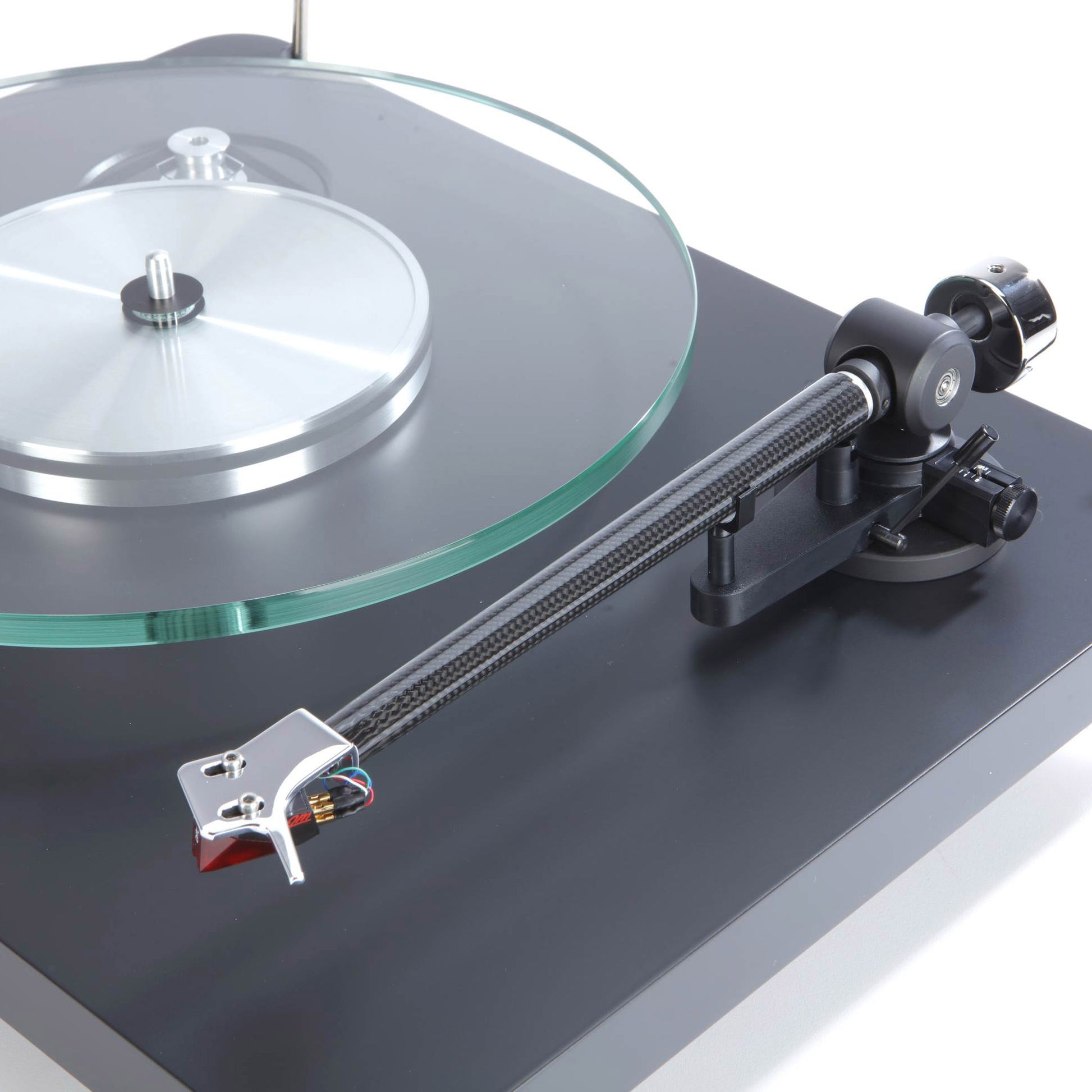 9" carbon fibre tonearm with fixed head shell