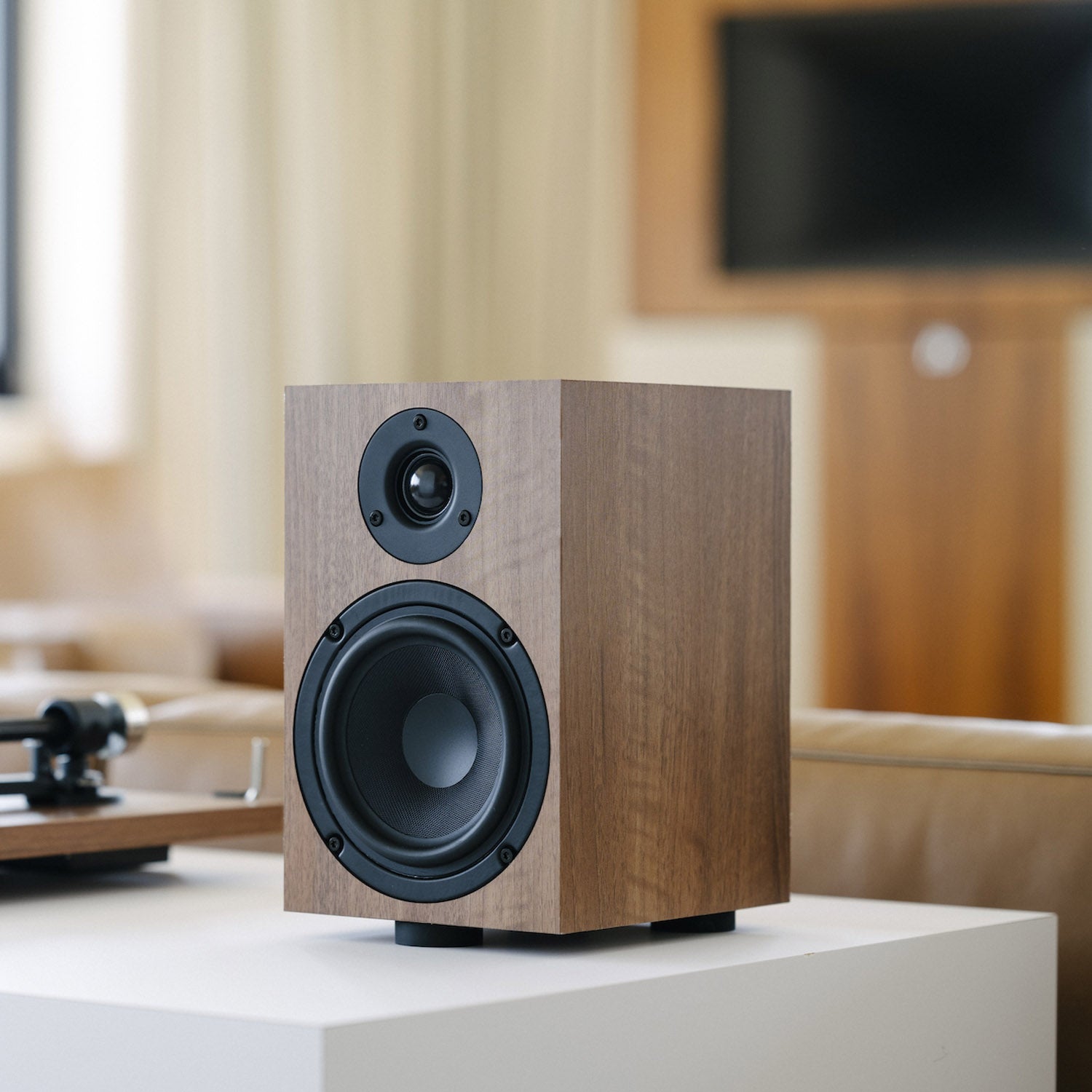 Pro-Ject Speaker Box 5 E Speakers walnut on table next to turntable