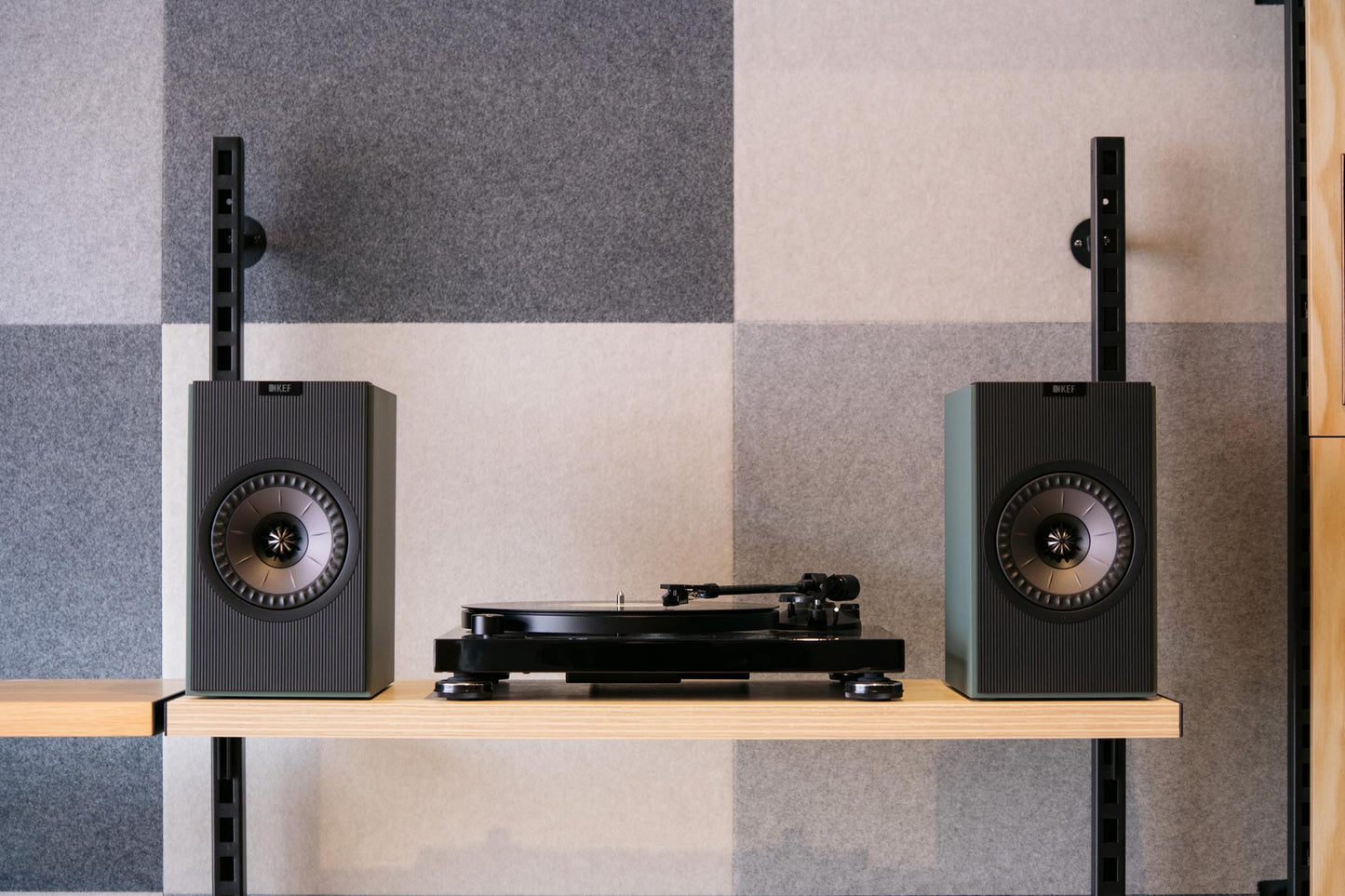 KEF Coda W AT-LPW50PB Turntable System