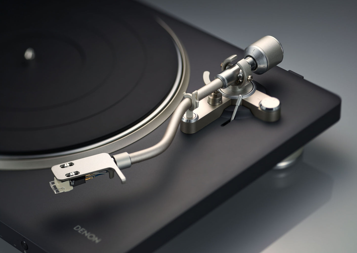 Close up of Denon DP-500BT Turntable's tonearm