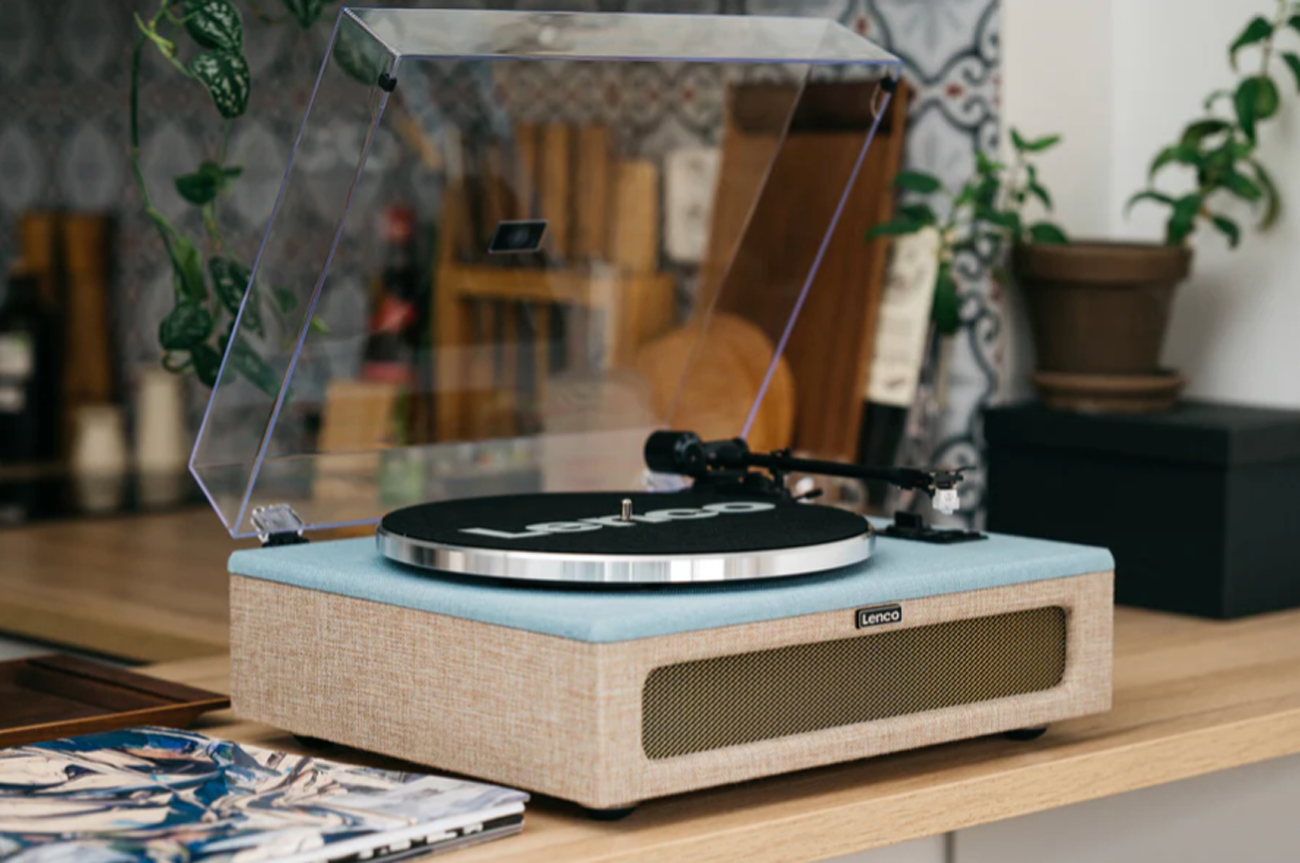 Lenco LS-440 Turntable - Lifestyle